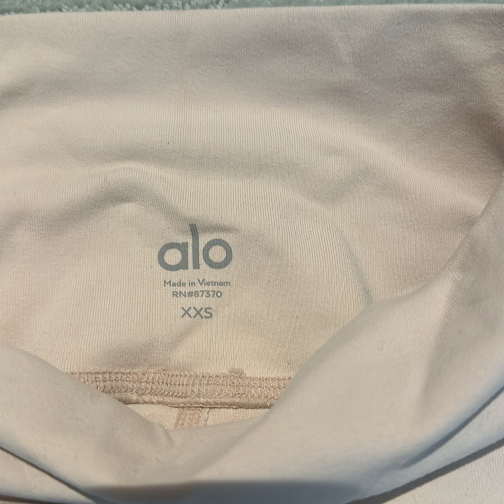 Alo Peach Leggings​​​​​​​ - Picture 4 of 5